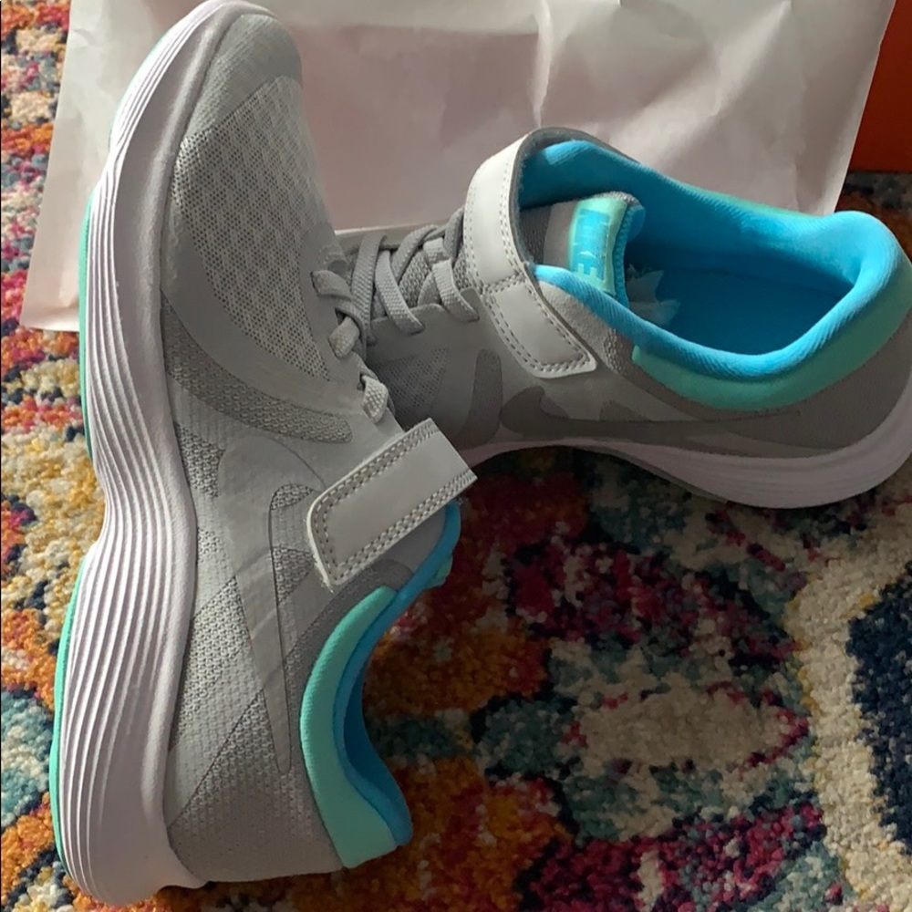Nike Revolution 4